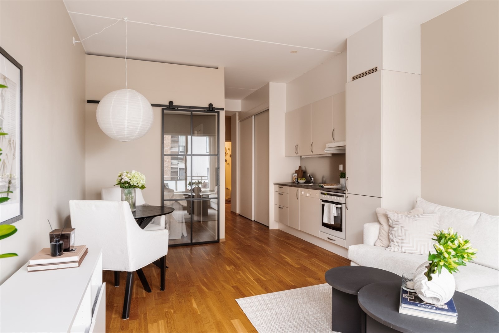 Daria Zuzanna Dymarska v. Emera Eiendomsmegling ønsker velkommen til Dælenenggata 20B. Galleribilde