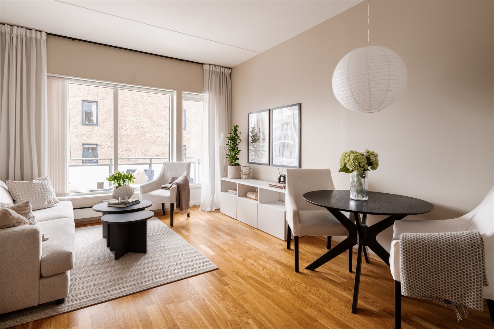 Leiligheten har en åpen og sosial planløsning mellom stue og kjøkken. Galleribilde