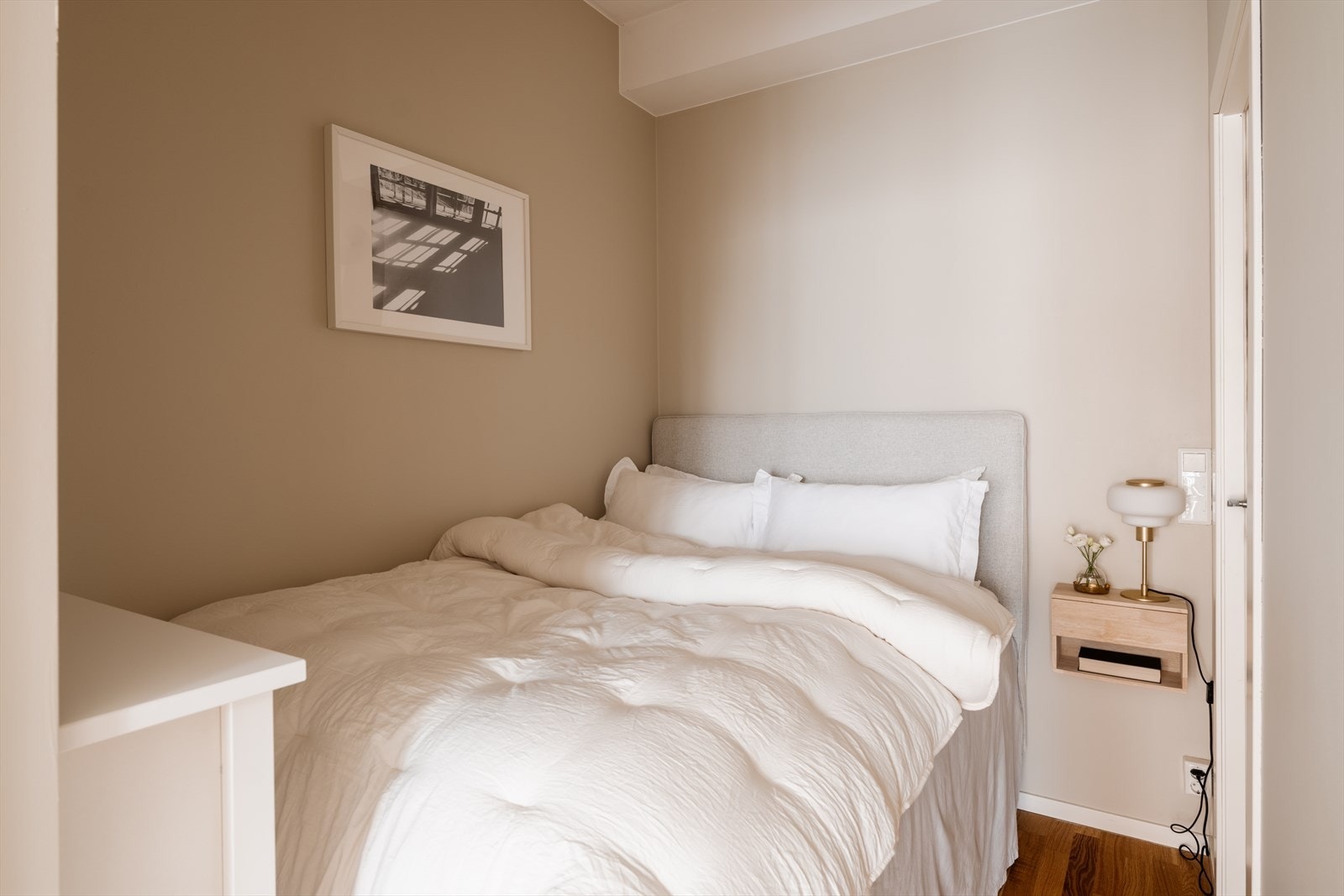 Den gjennomgående eikeparketten fortsetter inn i alkoven. Galleribilde