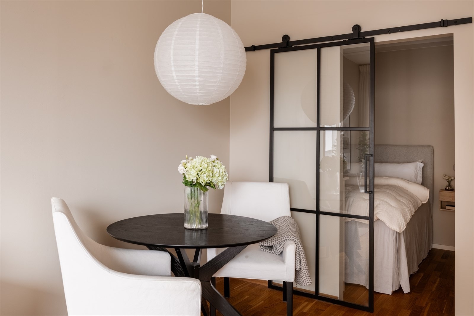 Løsningen skaper en definert sovesone samtidig som den bevarer romfølelsen. Galleribilde