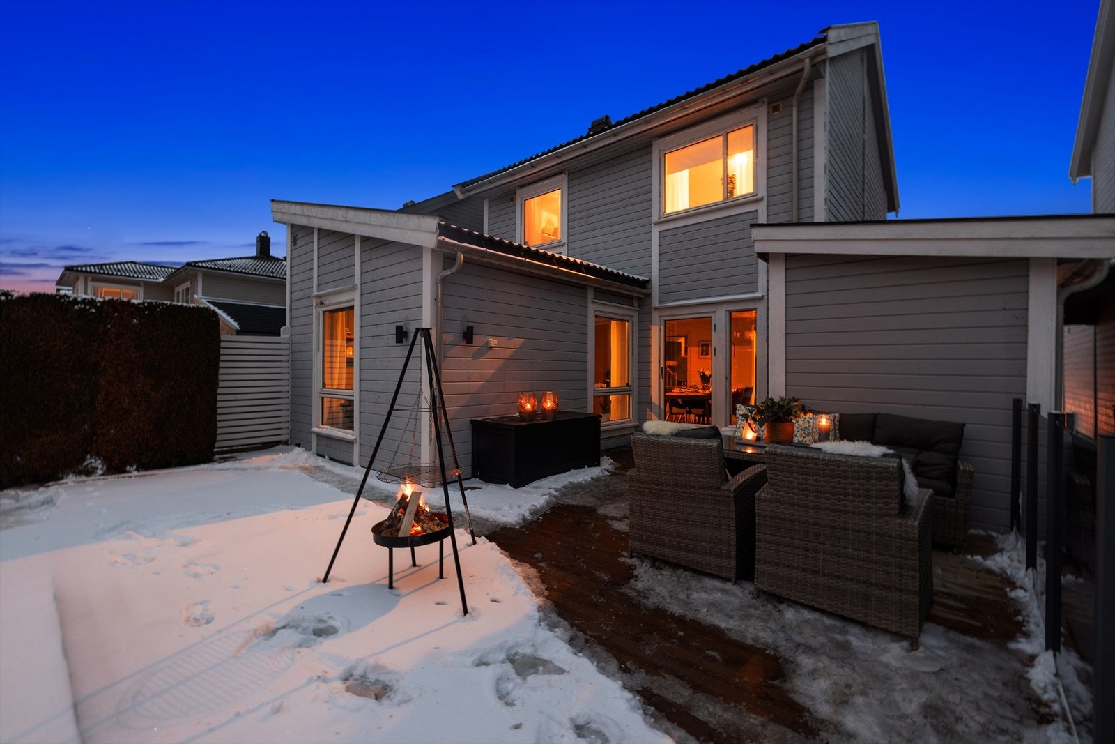 Her er det god plass til både sittegrupper og grill. Videre har man en flat plen omrammet av hekk, som skaper en privat og trygg ramme for lek. Galleribilde