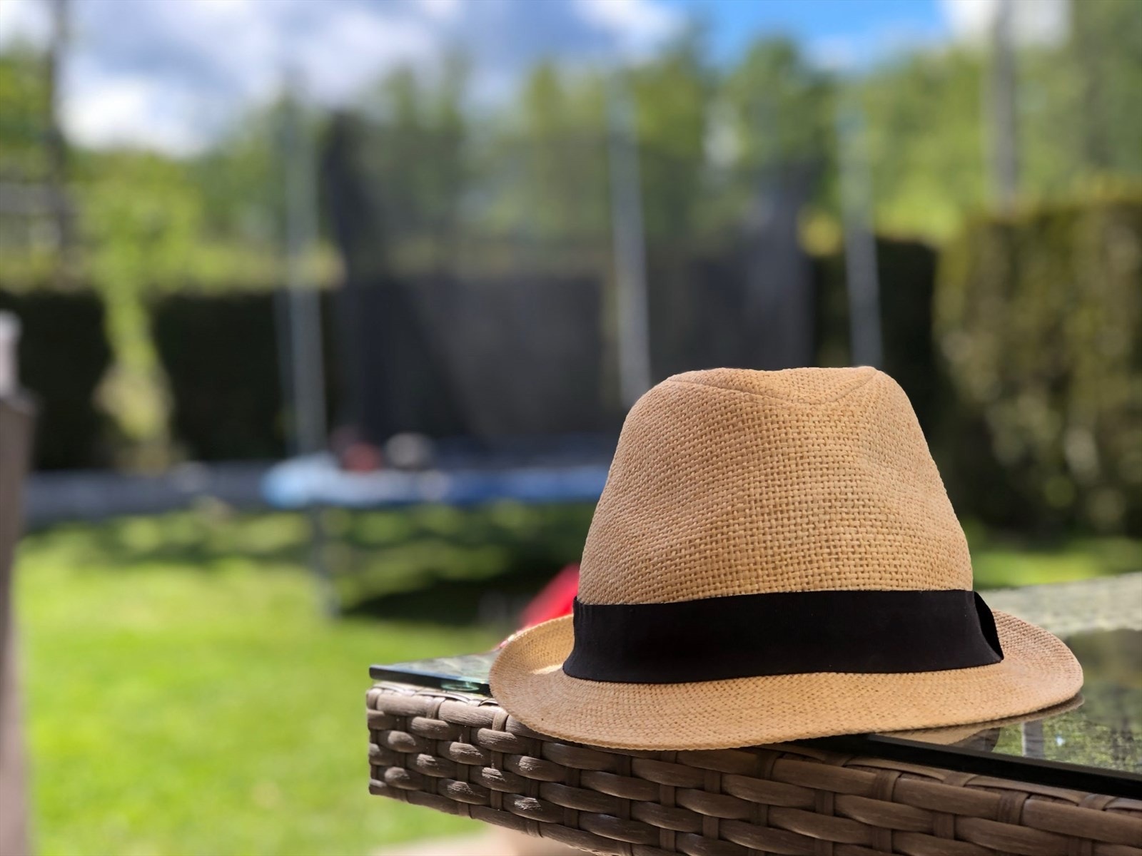 På sommerstid er det en solrik og skjermet hage - privat bilde Galleribilde