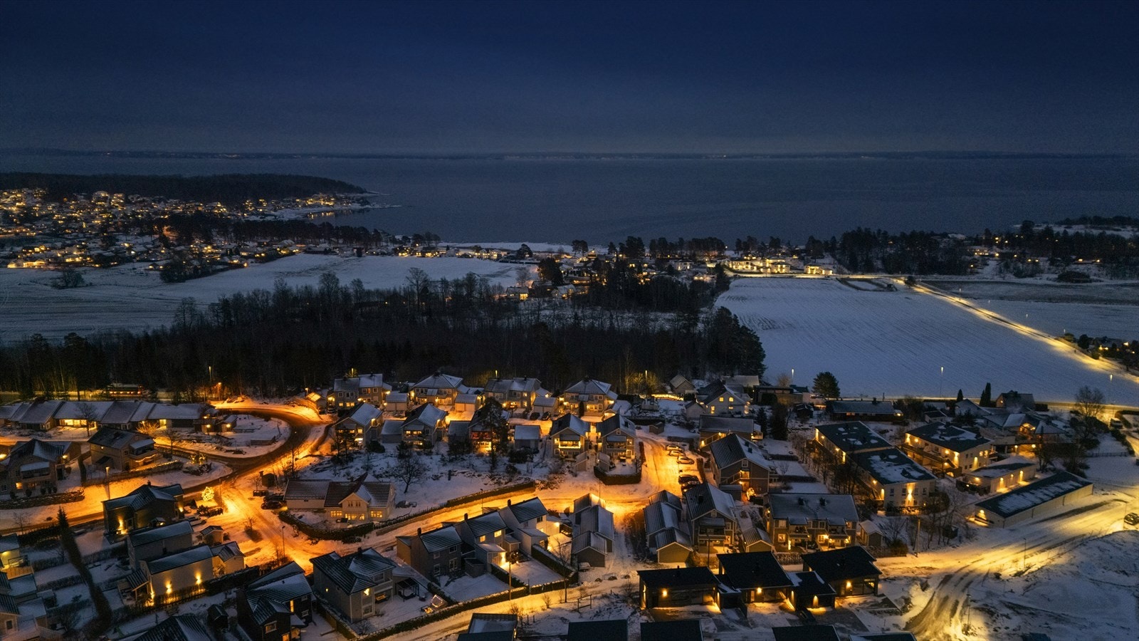 Her har du blant annet barnehage, barneskole og ungdomsskole i umiddelbar nærhet, og i nærområdet er det gode muligheter for ballspill, lek og fritidsaktiviteter i trygge og grønne omgivelser. Galleribilde