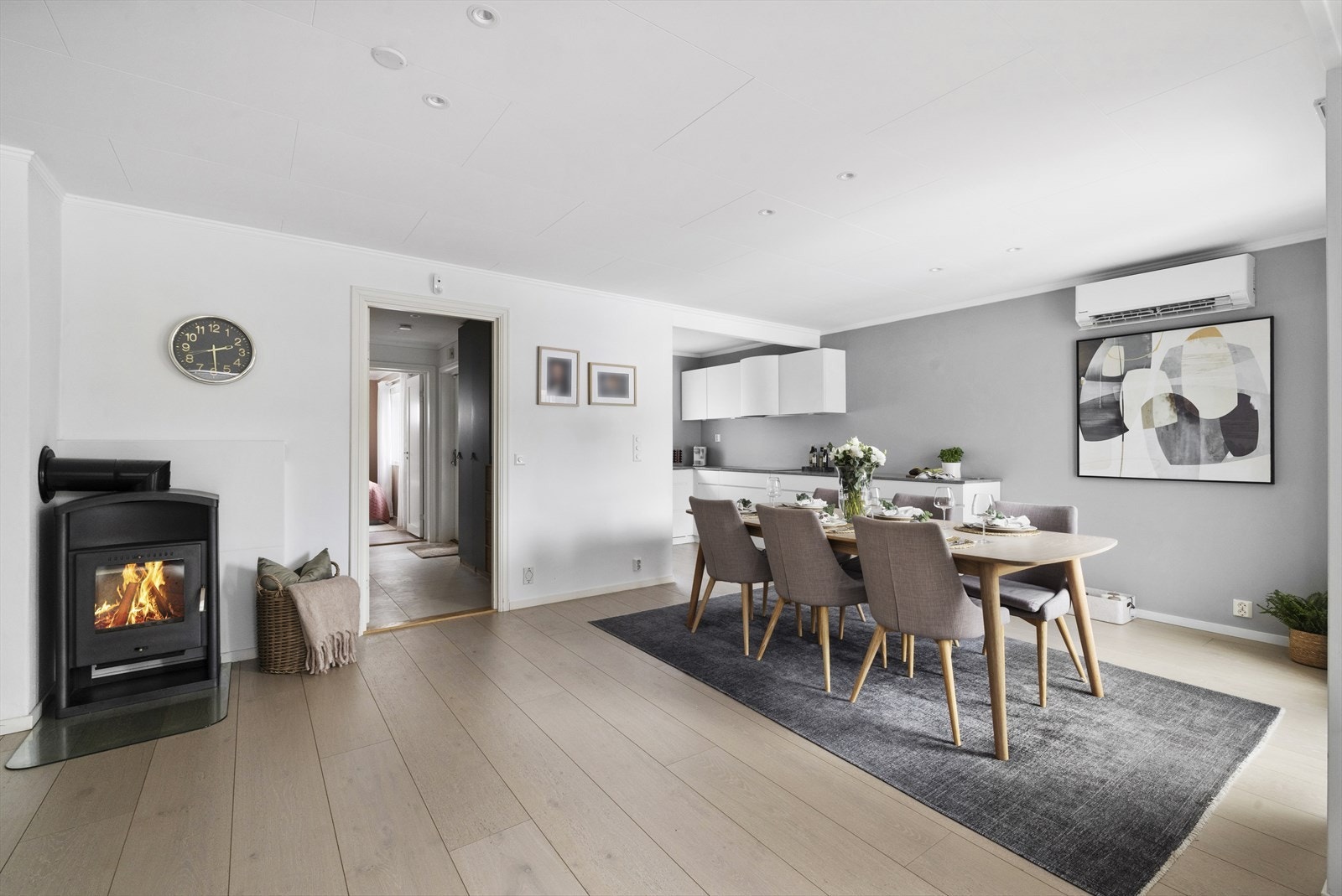 Allrommet i første etasje er boligens sosiale midtpunkt. Stuen er romslig med plass til både sofagruppe og spisestue. Her er det installert både varmepumpe og en moderne vedovn som gir effektiv oppvarming og ekstra hygge på kalde dager. Galleribilde