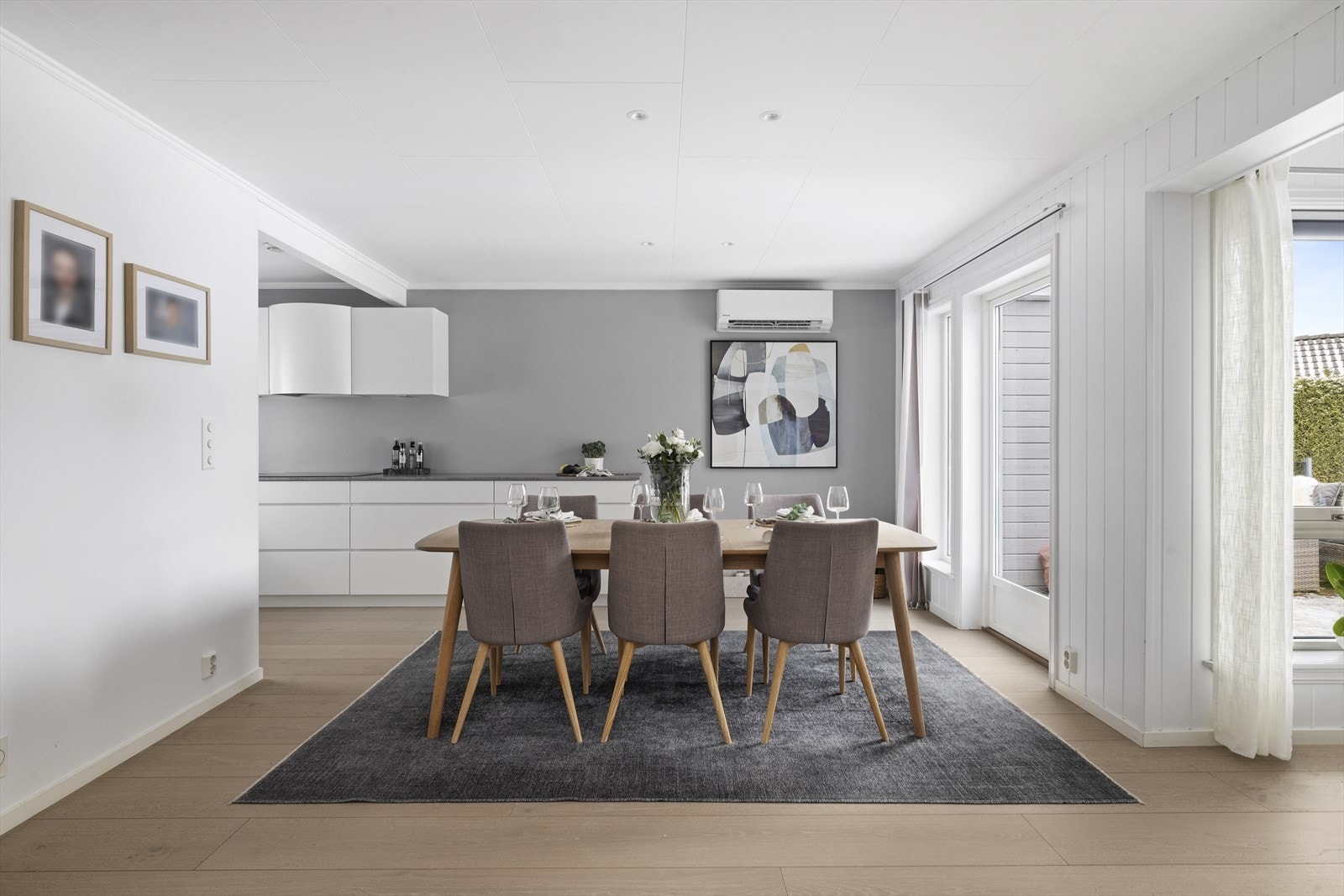 En lys, tiltalende og innholdsrik enebolig med en rolig og attraktiv beliggenhet i et populært boligområde på Brekke. Galleribilde