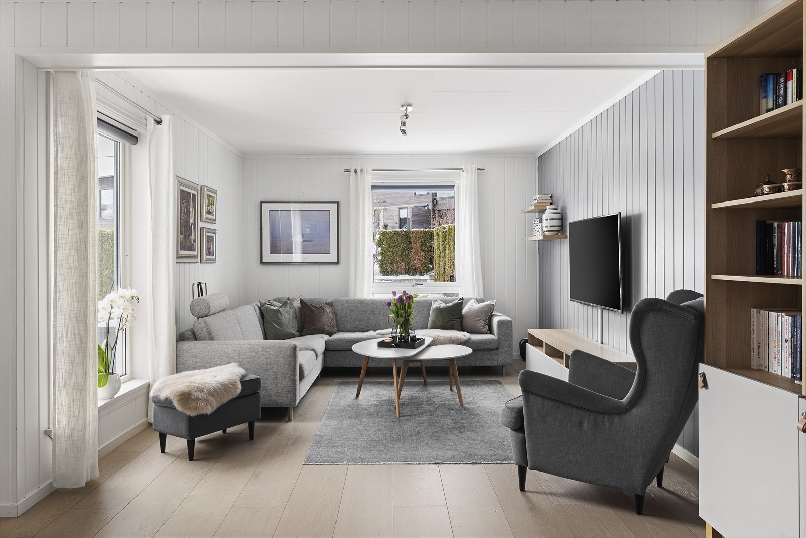 På tross av åpen løsning, ligger TV-stuen i egen sone med god plass til sofaløsning med tilhørende TV-møblement. Galleribilde