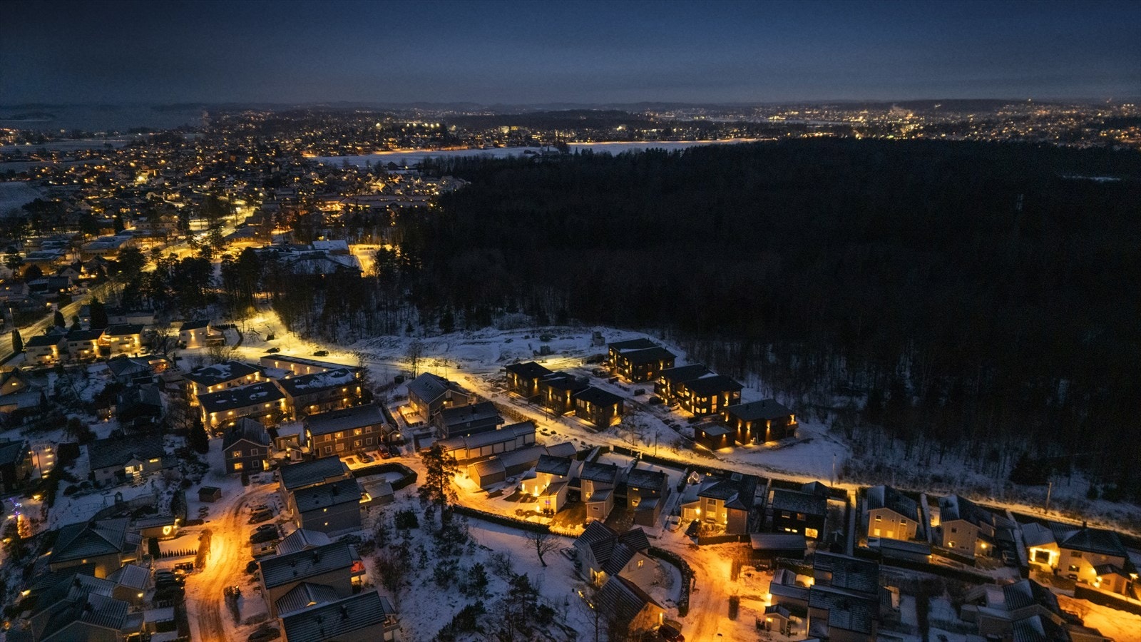 Tolvsrød ligger kun en kort kjøretur unna, og her finner du et godt utvalg av dagligvarebutikker, apotek, spisesteder og servicetilbud. Tolvsrød er kjent for sitt trivelige lokalmiljø og har et aktivt nærmiljø med mange tilbud for både barn og voksne. Galleribilde