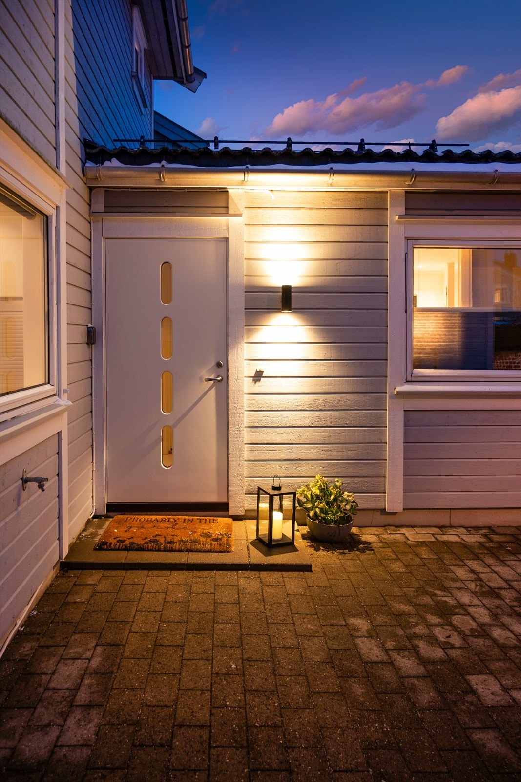 Et hyggelig, stenbelagt inngangsparti ønsker velkommen. Galleribilde