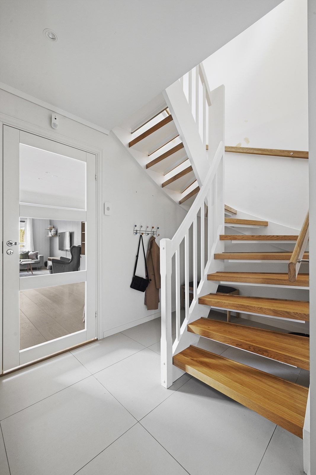 Via gangen er det trappeadkomst opp til boligens andre etasje. Galleribilde