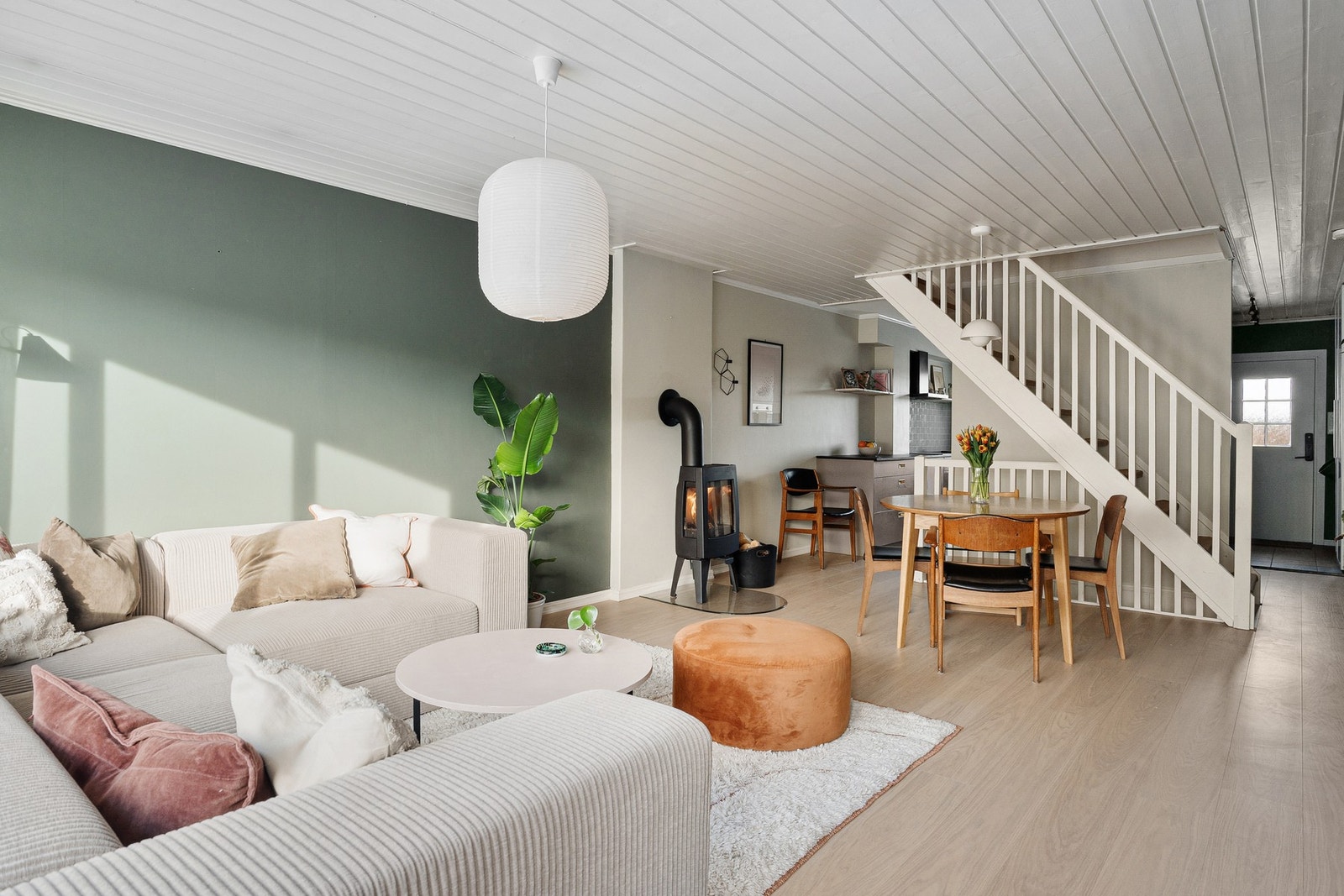 Romslig og innbydende stue med store vindusflater som gir rikelig med naturlig lys Galleribilde