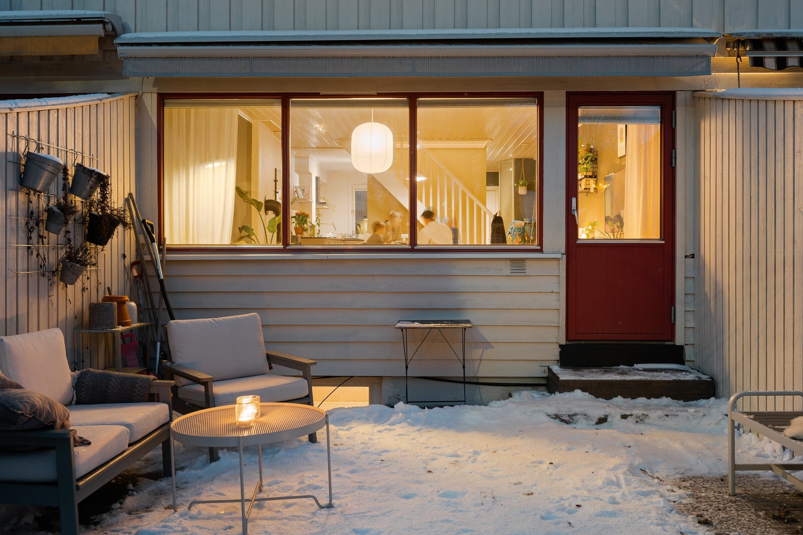 Fra stuen er det direkte utgang til en hyggelig terrasse på ca. 22 kvm - en naturlig forlengelse av oppholdsrommet i sommerhalvåret Galleribilde