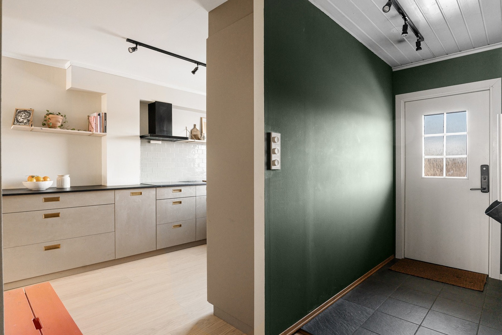 Lys og praktisk entré med flislagt gulv og god adkomst videre inn til kjøkkenet Galleribilde