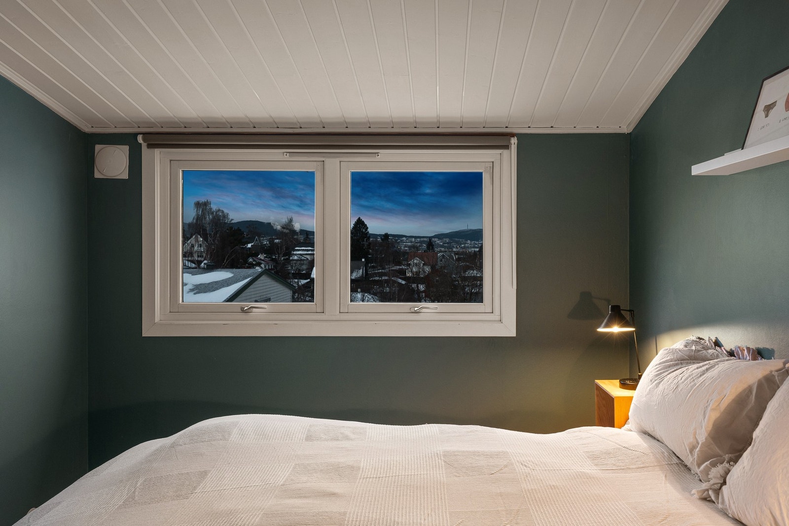 Soverom med vindu som gir godt med naturlig lys og utsyn mot nærområdet Galleribilde