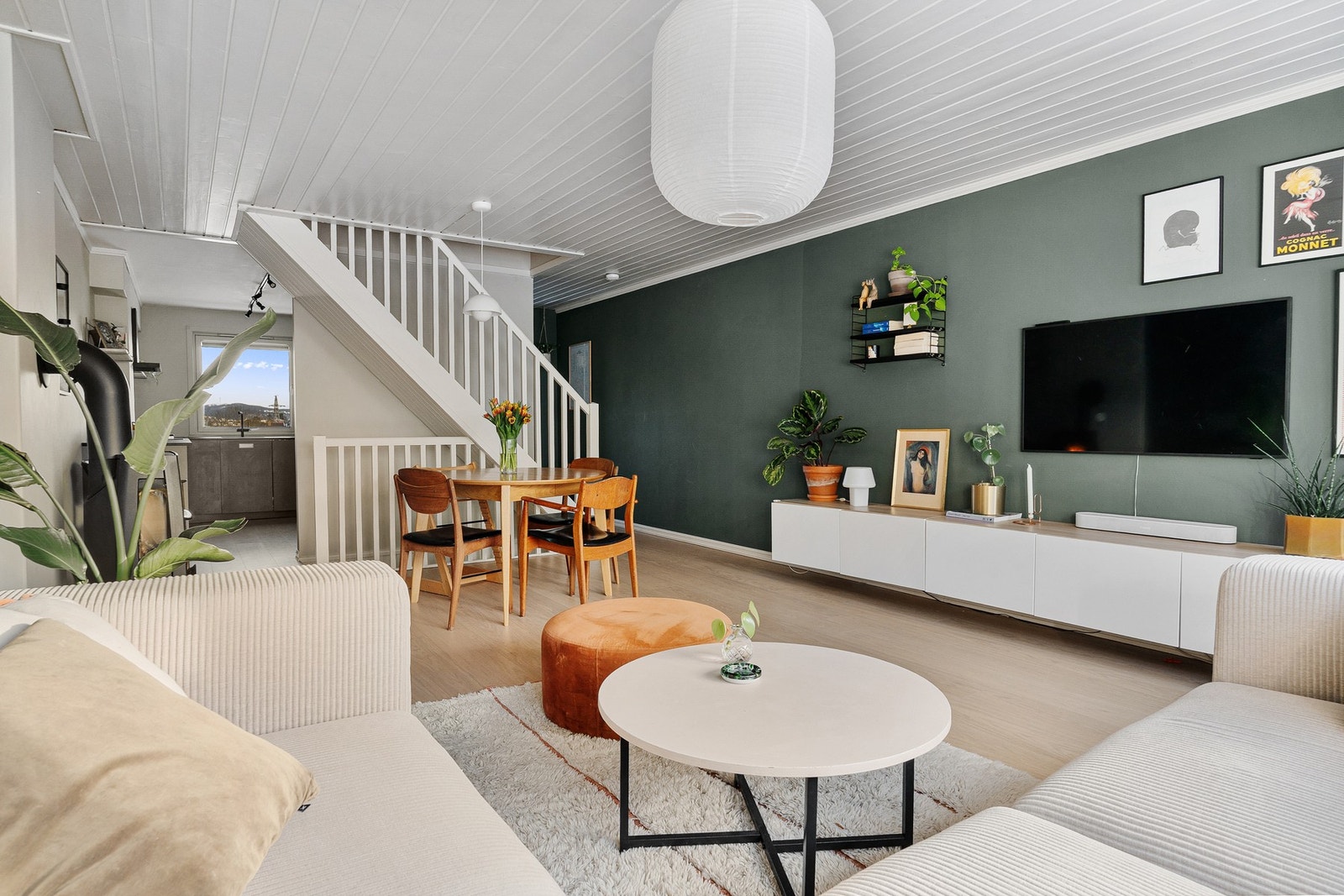 Planløsningen gir god plass til både sofagruppe og spisebord, og gjør rommet enkelt å møblere Galleribilde