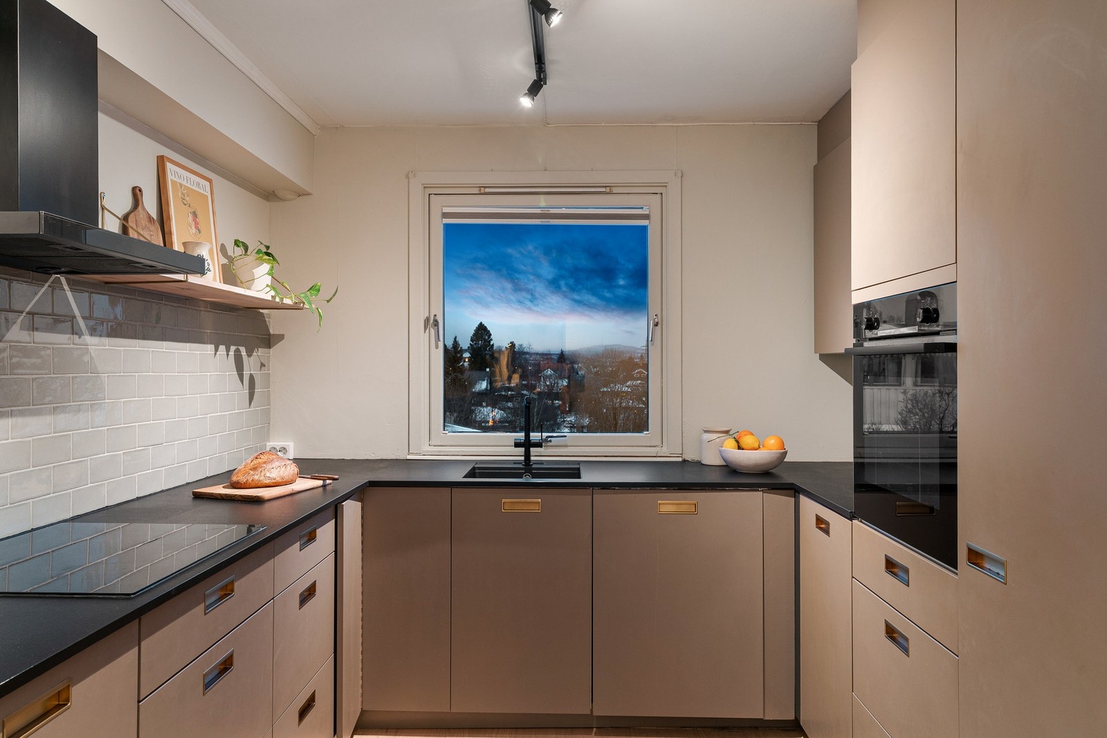 Utstyrt med integrerte hvitevarer bestående av kjøleskap, oppvaskmaskin, platetopp og stekeovn, samt komfyrvakt. Avtrekk via kjøkkenventilator Galleribilde