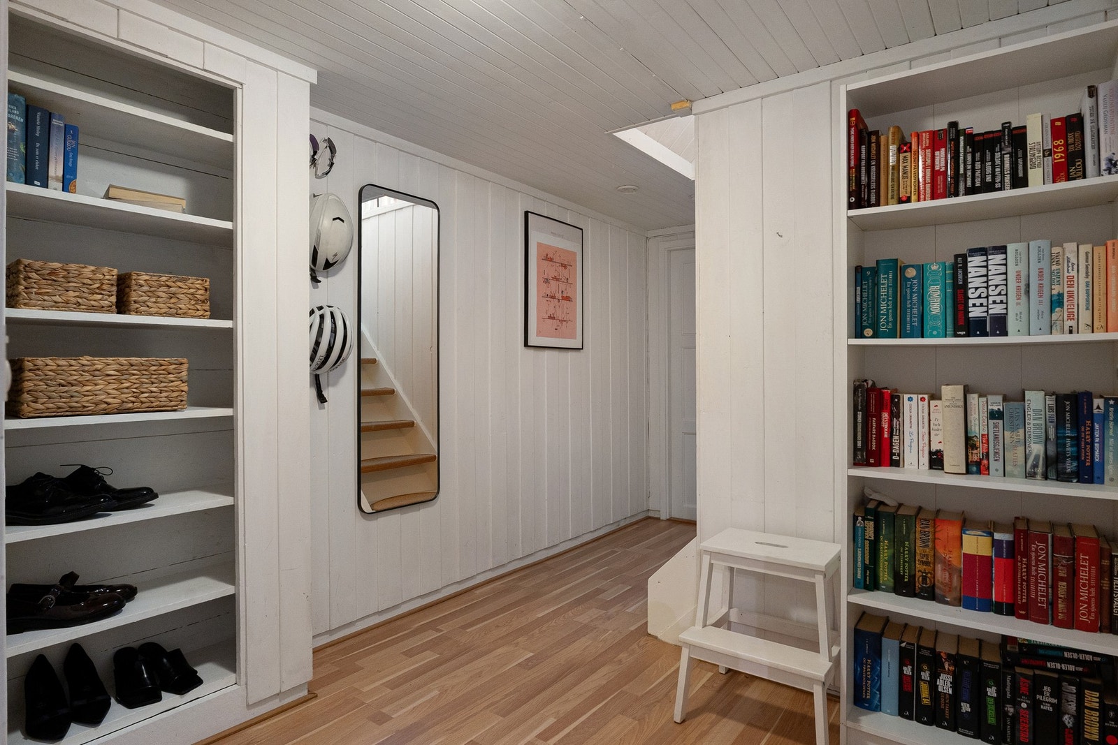 Kjelleren byr på gang, bad, to boder samt disponibelt rom med flere bruksmuligheter (ikke godkjent for varig opphold) Galleribilde