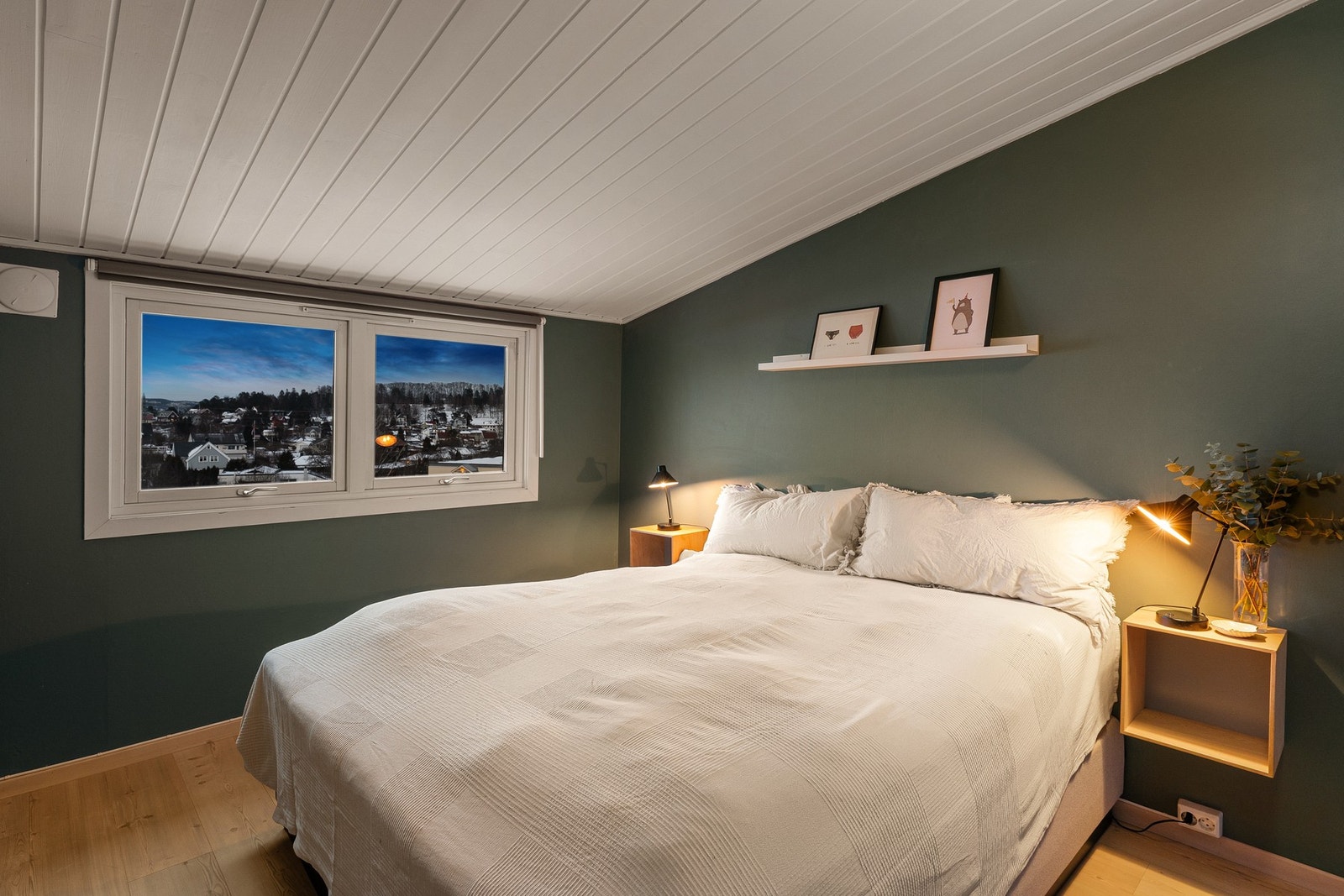 Hovedsoverommet har plass til dobbeltseng med tilhørende nattbord på hver side og annen ønsket møblering Galleribilde