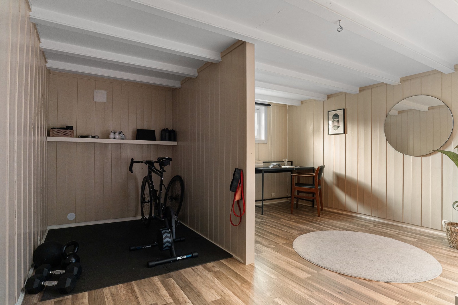 Kjelleren har flere bruksmuligheter. I dag er det innredet som treningsrom / kontor. Galleribilde