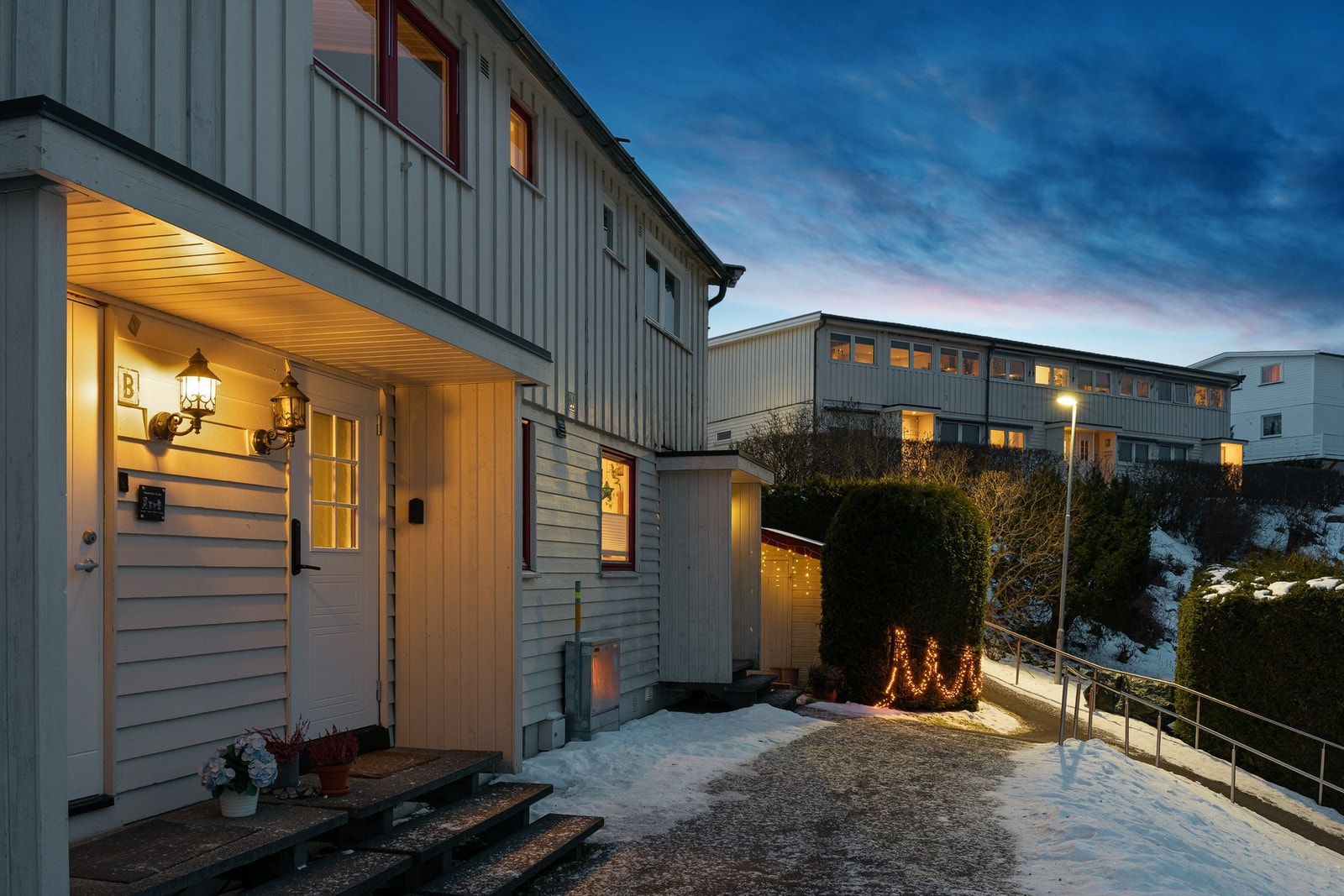 Inngangsparti med overbygd adkomst og hyggelig utebelysning Galleribilde