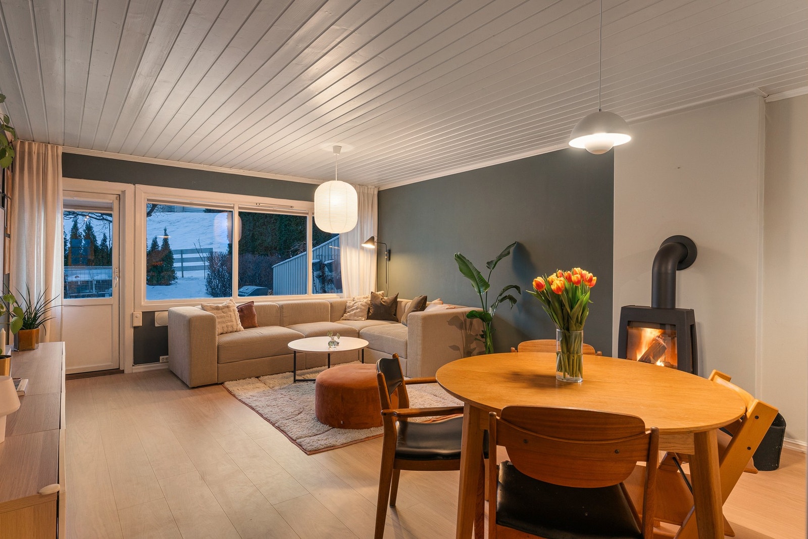 Stue og spisestue i åpen og funksjonell løsning med naturlige soner for både avslapning og sosialt samvær Galleribilde