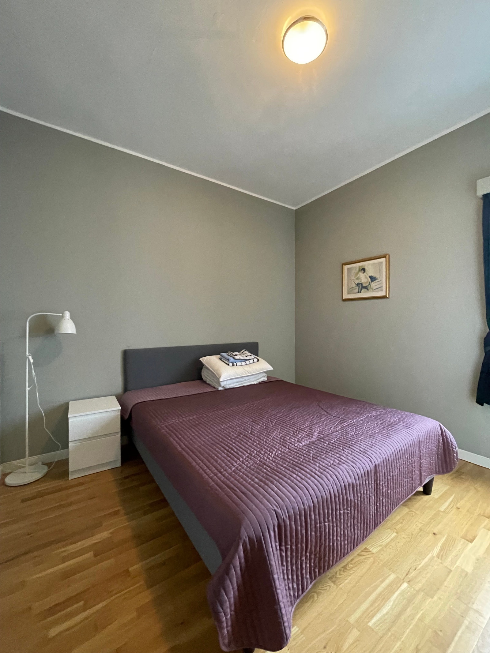 Romslig og lyst soverom. Galleribilde