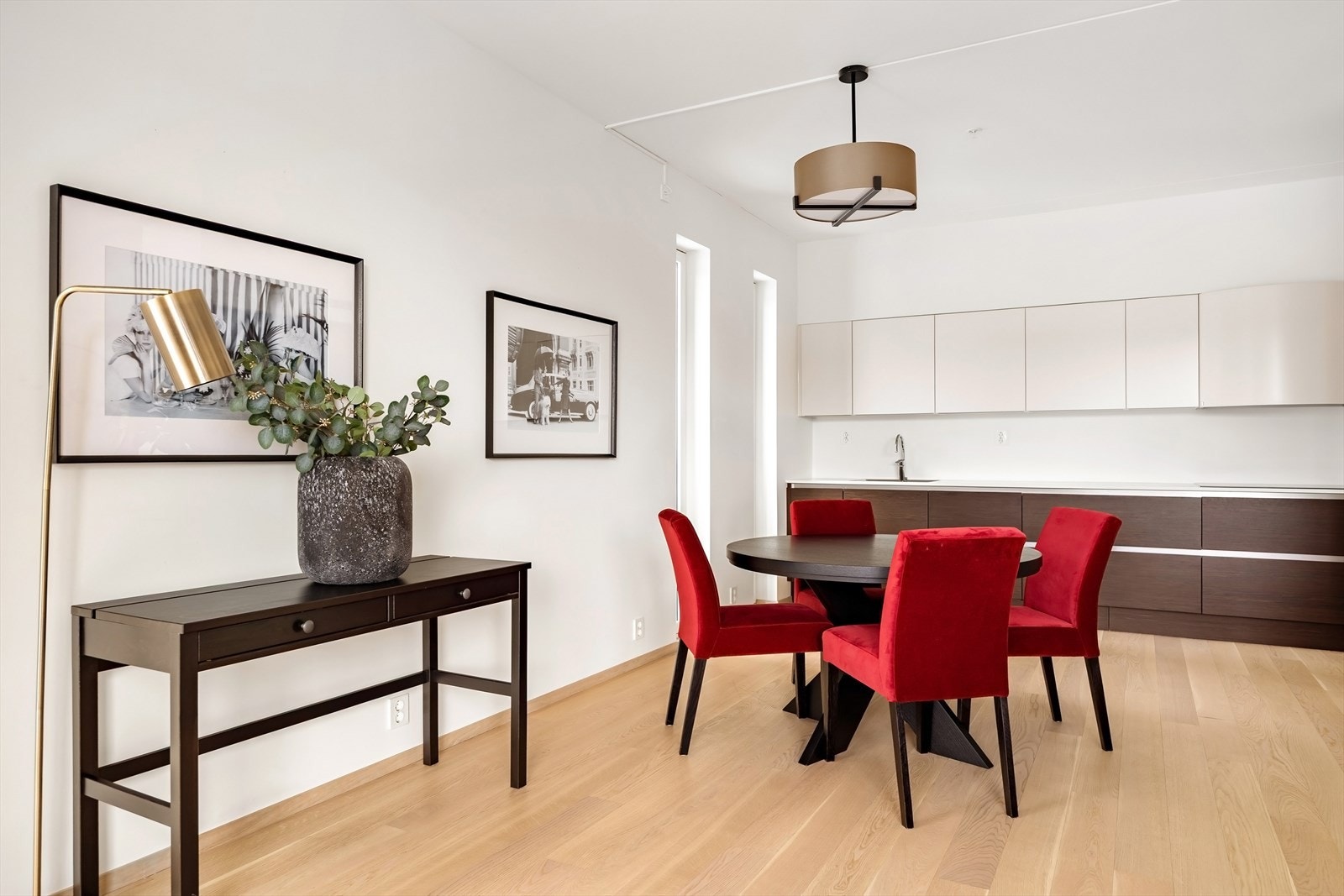 Stor og lys stue med åpen kjøkkenløsning Galleribilde