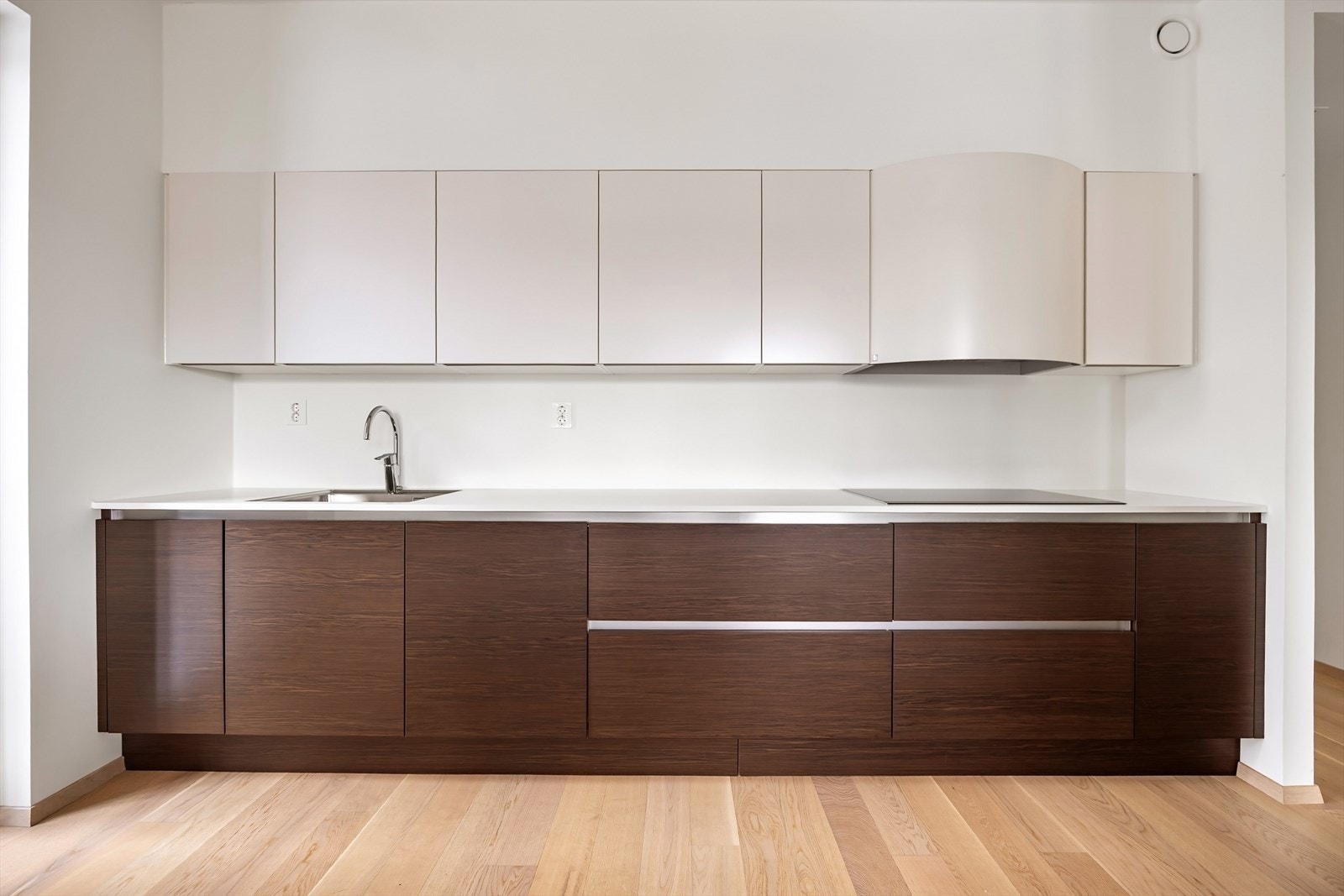 Flott kjøkken med integrerte hvitevarer - Mye benk- og skapplass Galleribilde