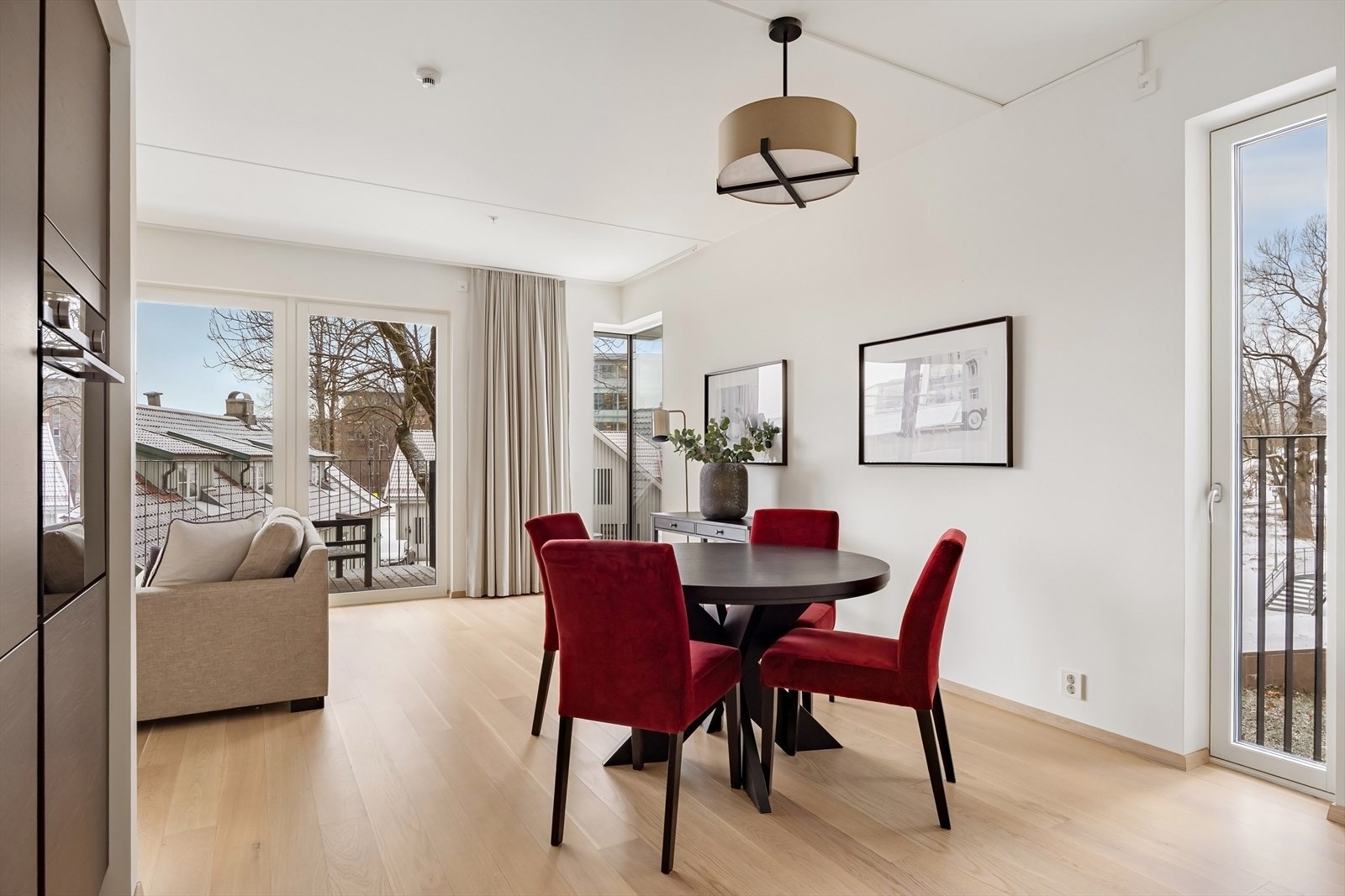 God plass til både rundt og avlangt spisebord. Legg merke til vinduene som strekker seg fra gulv til tak Galleribilde