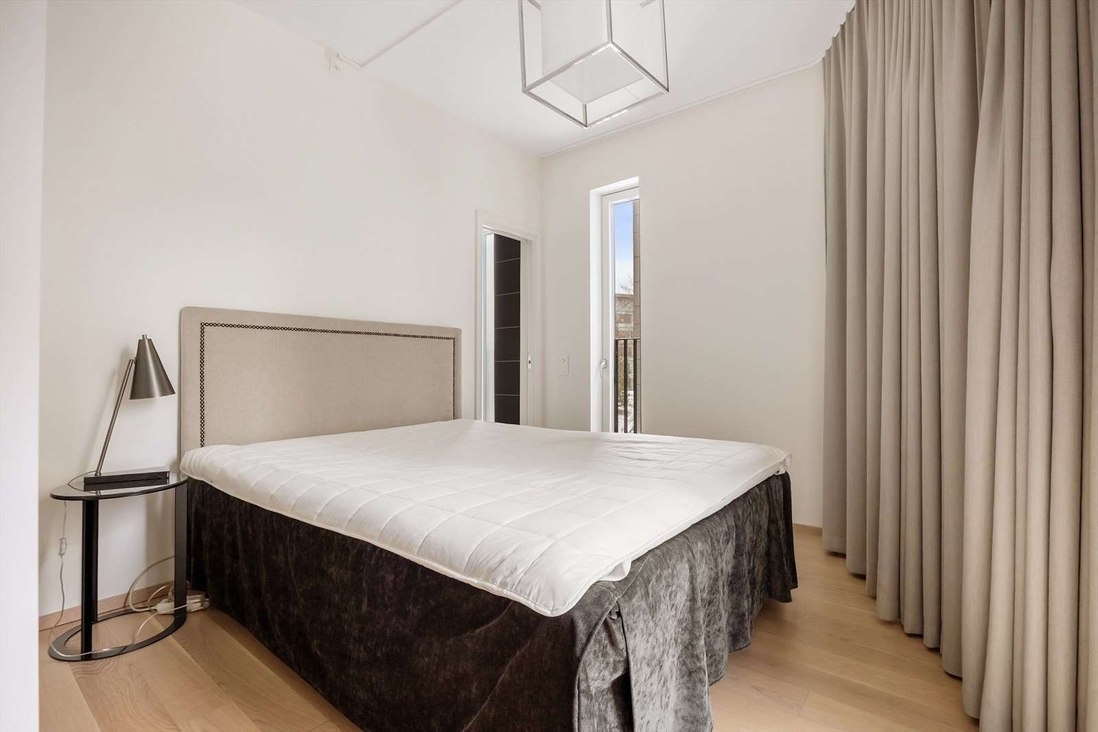 Romslig hovedsoverom med god plass til dobbeltseng og direkte utgang til østvendt balkong på 2 kvm Galleribilde