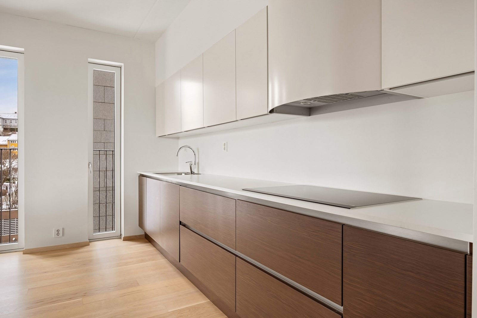 Kjøkkenet har et elegant og stramt uttrykk, godt tilpasset leilighetens gjennomgående gode standard Galleribilde