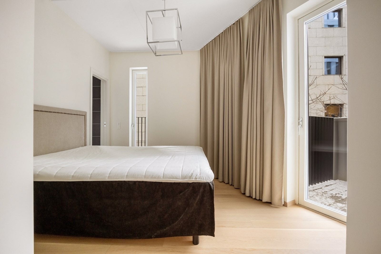 Praktisk balkong på 2 kvm med utgang fra soverom - ideell for morgenkaffen Galleribilde