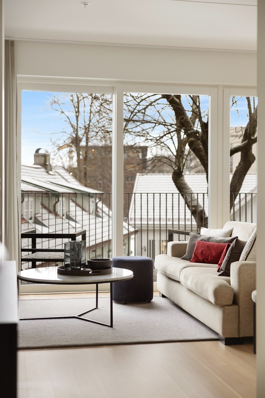 Leiligheten er svært lys og innbydende Galleribilde