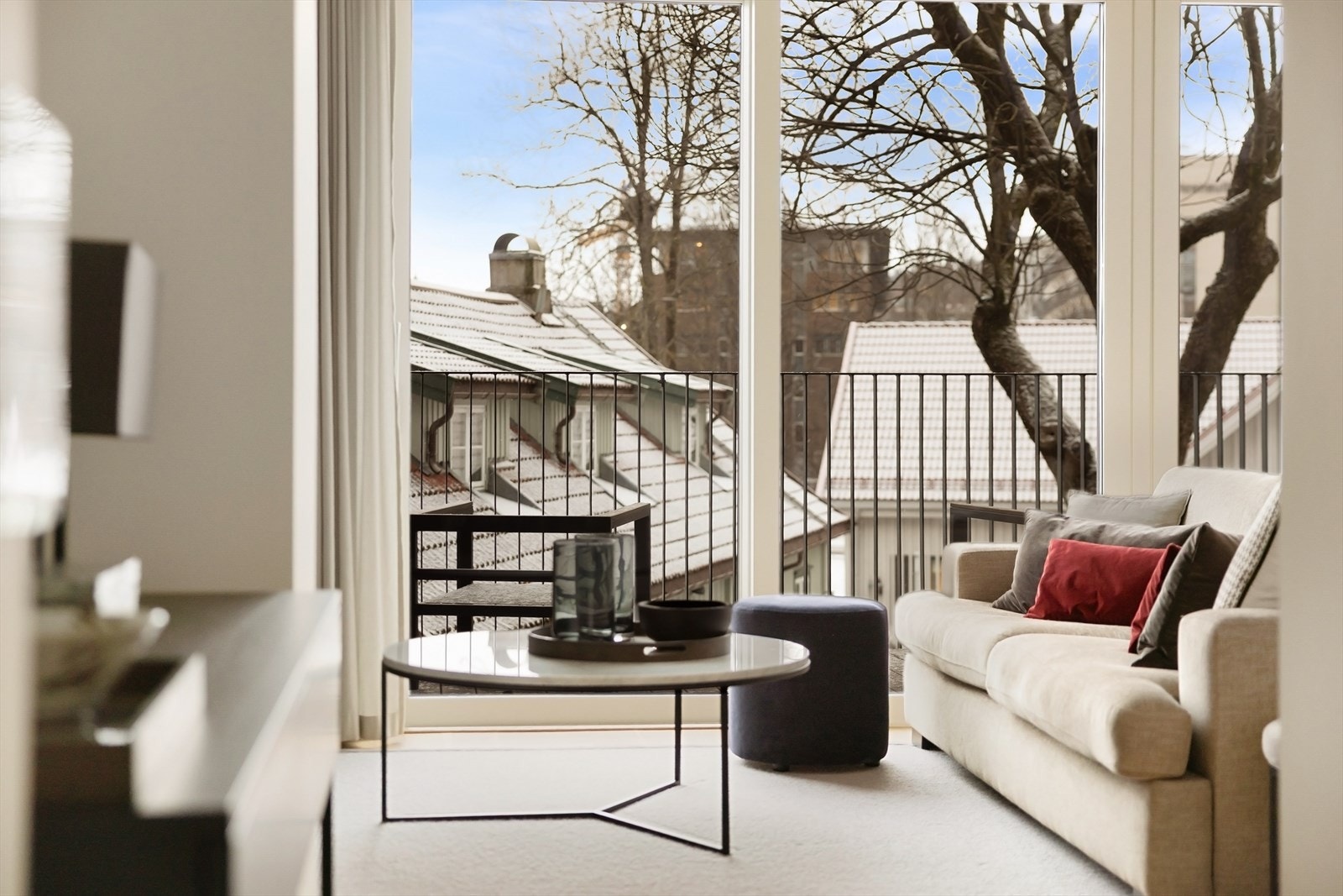 Store vindusflater og direkte utgang til vestvendt balkong på 9 kvm som gir gode solforhold og en naturlig forlengelse av stuen Galleribilde