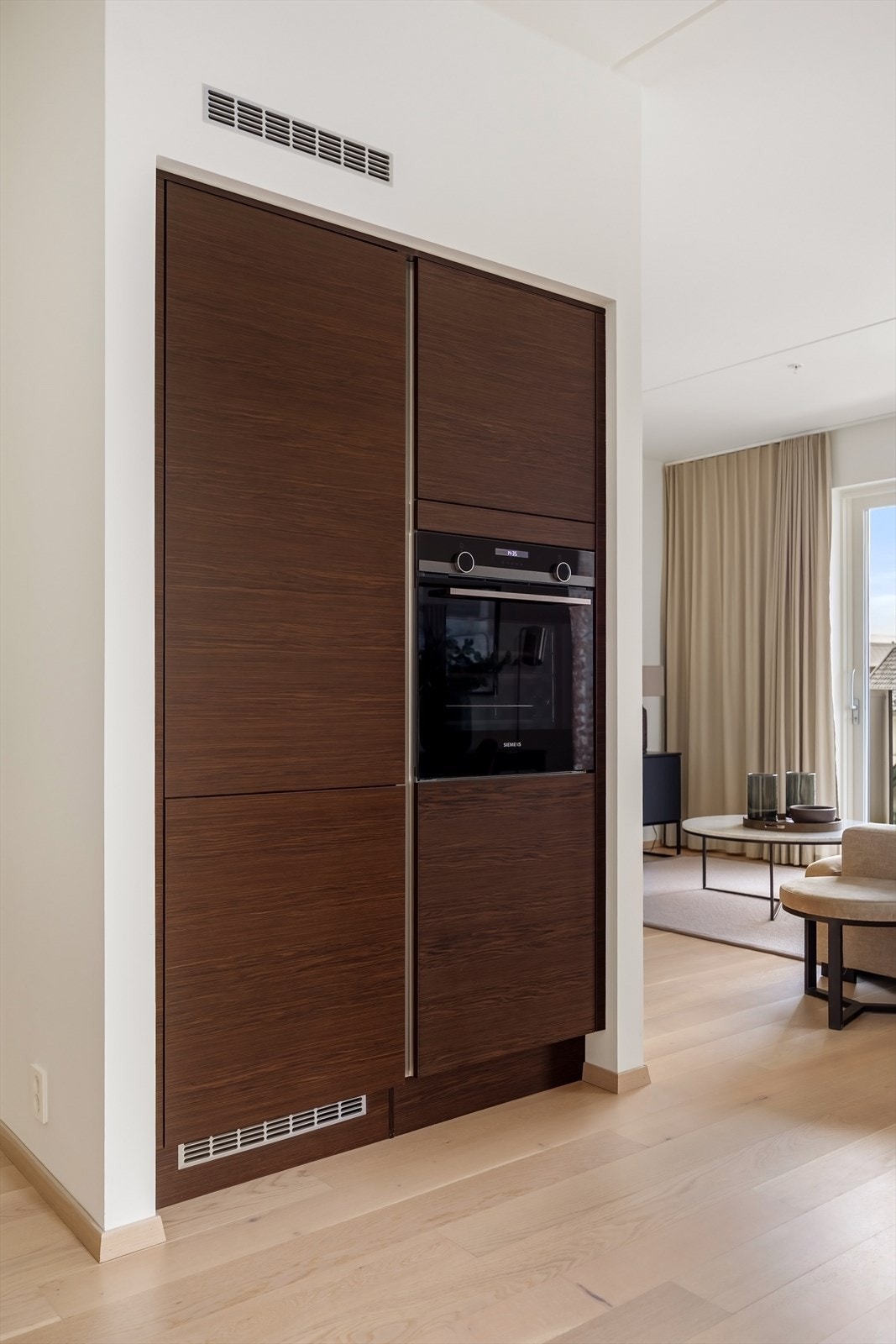 Integrerte hvitevarer fra kvalitesleverandør Siemens - Fint eikespill i kjøkkenfrontene Galleribilde