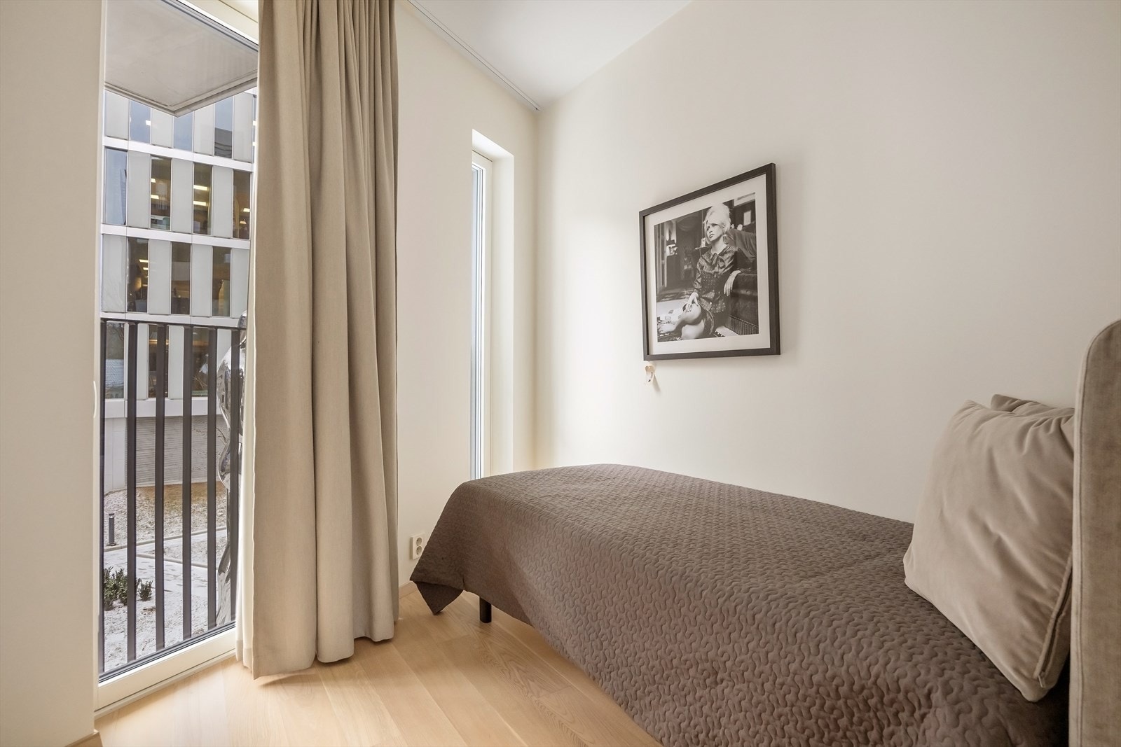 Leilighetens andre soverom egner seg godt som barnerom, gjesterom eller hjemmekontor Galleribilde