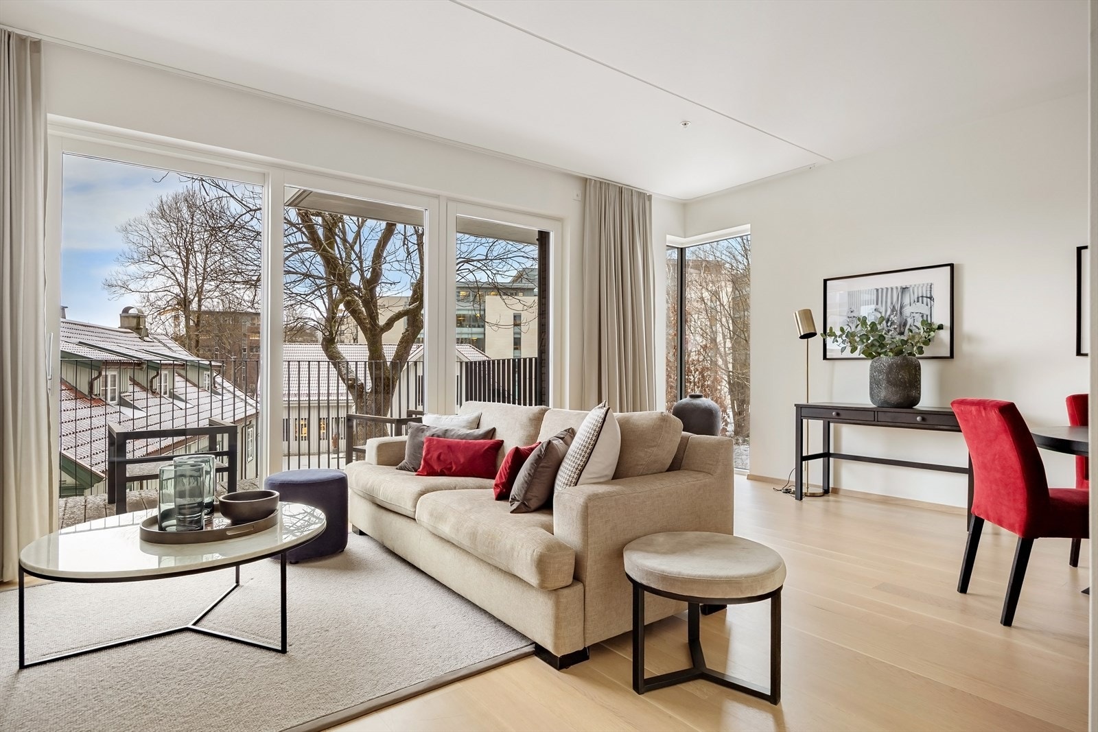 Hjørneleilighet med vinduer på to sider som gir godt lysinnslipp og en luftig romfølelse Galleribilde