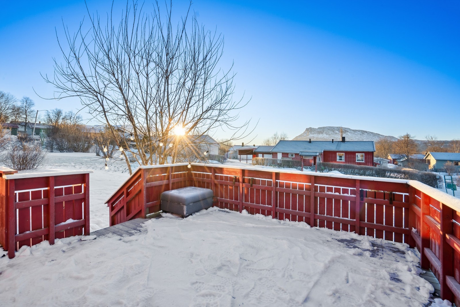Fra stuen er det utgang til en stor og solrik terrasse Galleribilde