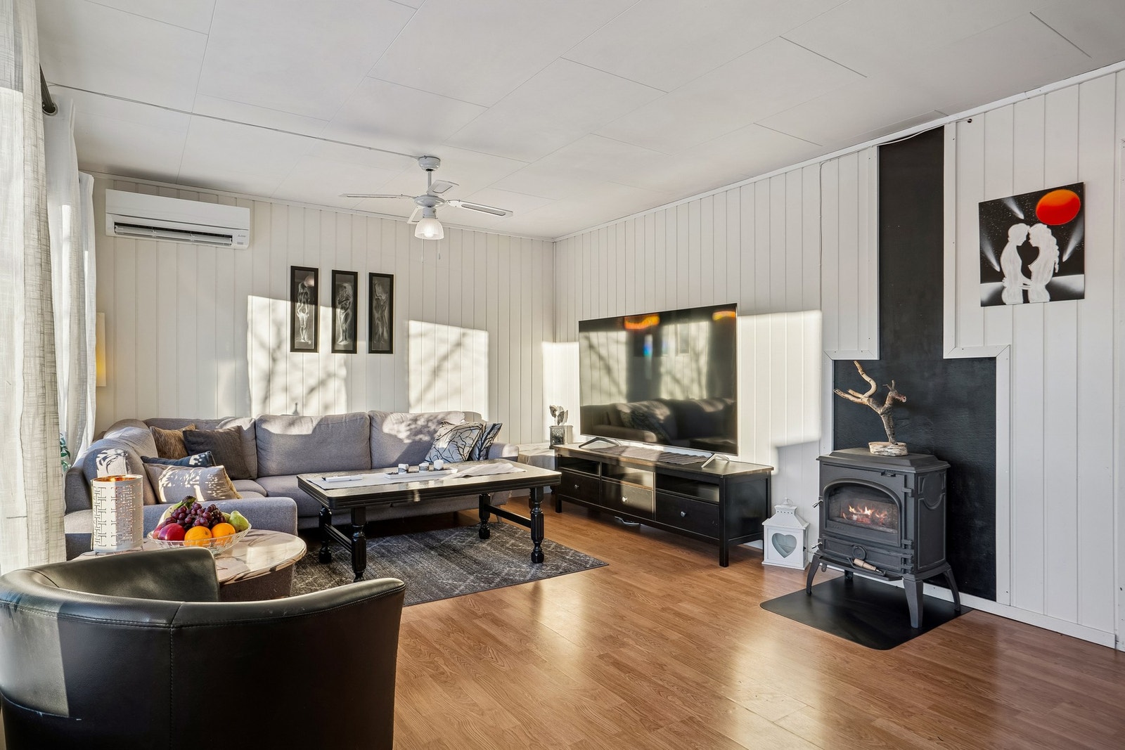 Boligens varmes opp med varmepumpe, vedovn og annen elektrisitet Galleribilde