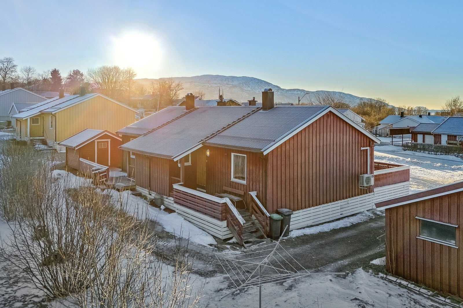 Lys og koselig tomannsbolig, stor terrasse og hage, garasje og lave felleskostnader Galleribilde