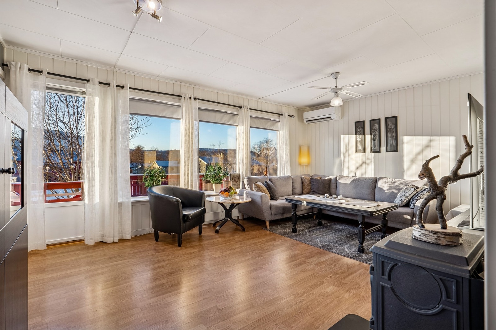 En lys og romslig stue Galleribilde