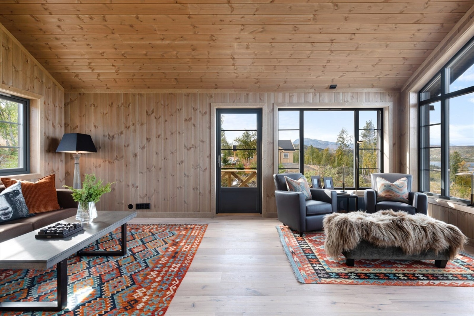 Bilde fra tilsvarende hytte levert av Sletto Bygg AS. Merk: prosjektert hytte er speilvendt i forhold til bildene. Bildene viser tenkt standard og stil. Galleribilde