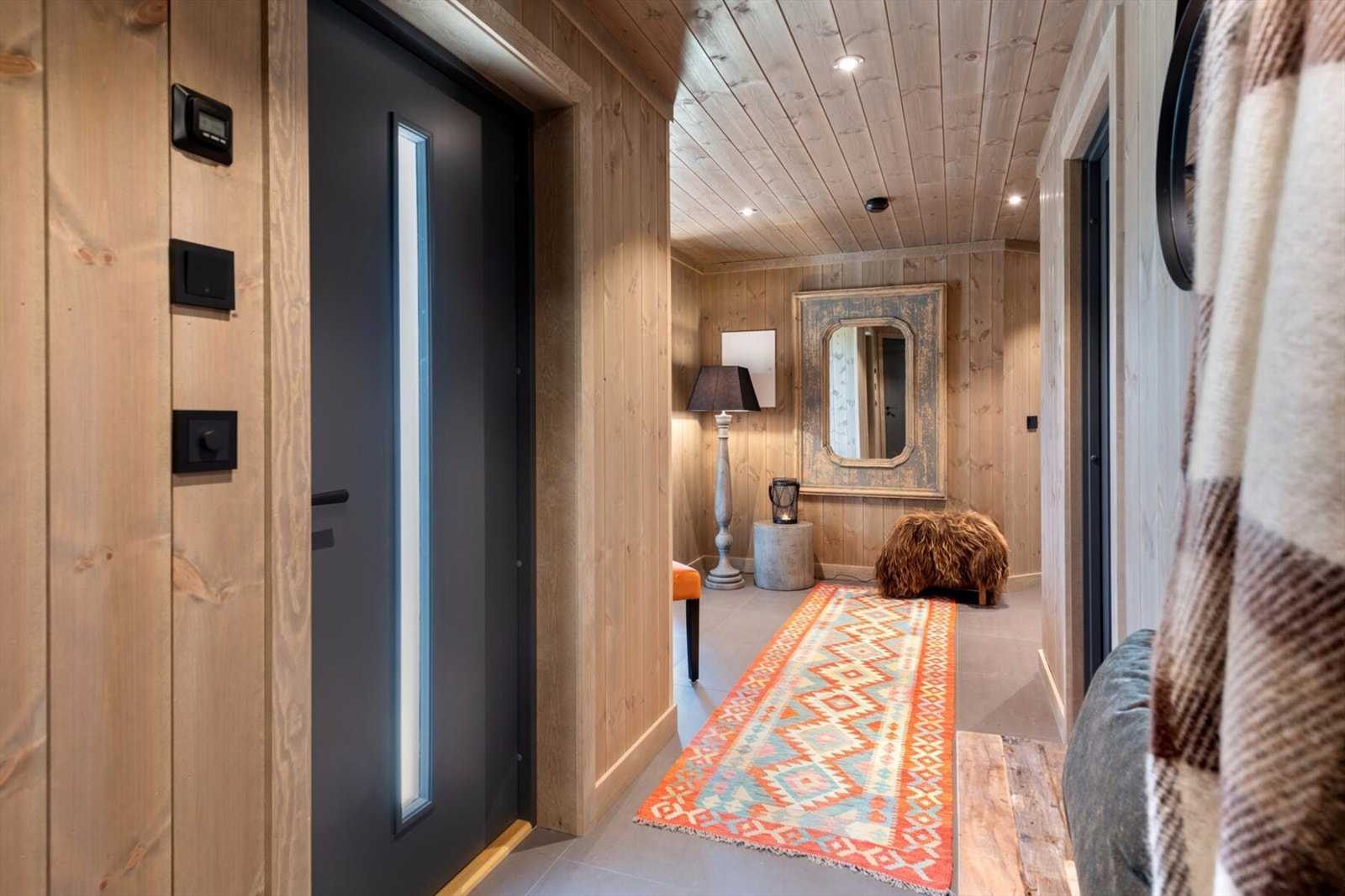 Bilde fra tilsvarende hytte levert av Sletto Bygg AS. Merk: prosjektert hytte er speilvendt i forhold til bildene. Bildene viser tenkt standard og stil. Galleribilde