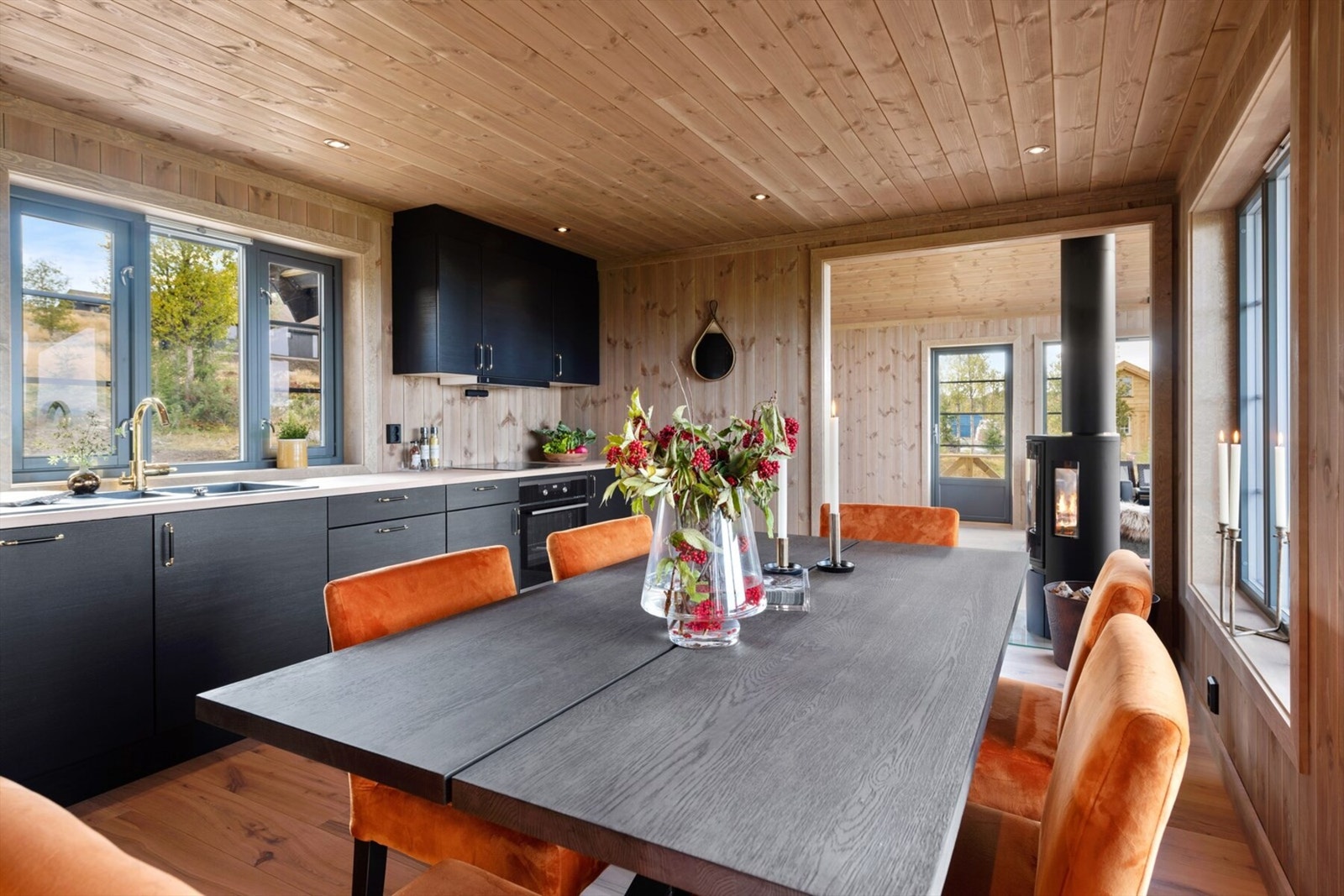 Bilde fra tilsvarende hytte levert av Sletto Bygg AS. Merk: prosjektert hytte er speilvendt i forhold til bildene. Bildene viser tenkt standard og stil. Galleribilde