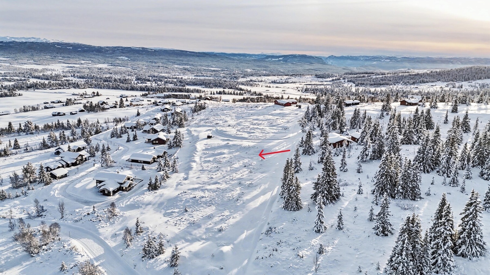 Hyttens plassering er merket med rød pil i bilde. Galleribilde