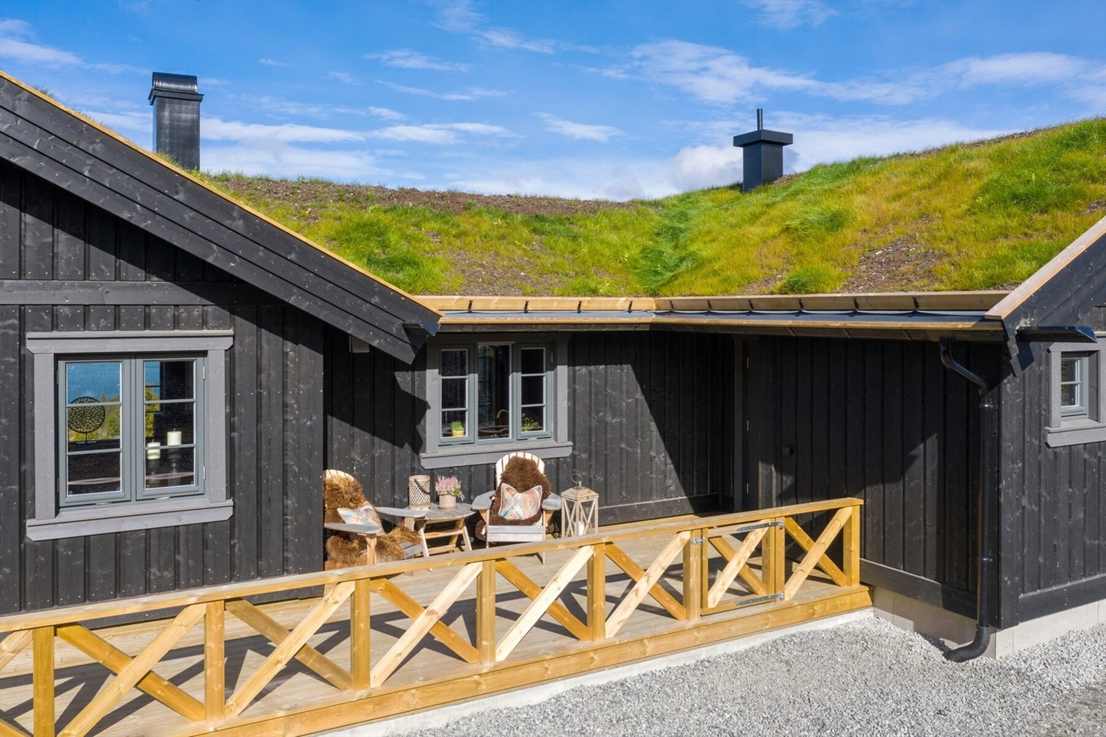 Lun og god terrasse ved inngangen. Bilde fra tilsvarende hytte levert av Sletto Bygg AS. Merk: prosjektert hytte er speilvendt i forhold til bildene. Bildene viser tenkt standard og stil. Galleribilde