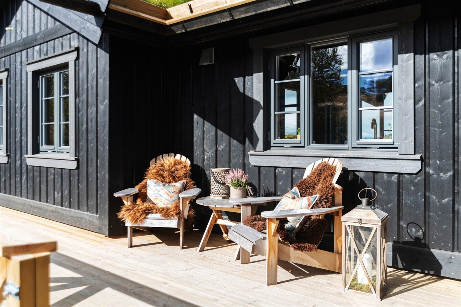 Bilde fra tilsvarende hytte levert av Sletto Bygg AS. Merk: prosjektert hytte er speilvendt i forhold til bildene. Bildene viser tenkt standard og stil. Galleribilde