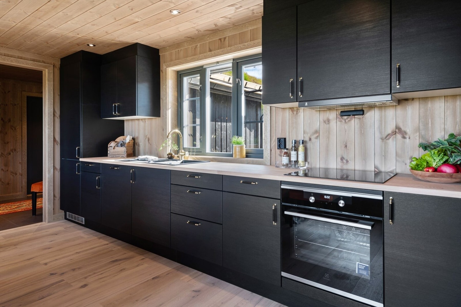 Bilde fra tilsvarende hytte levert av Sletto Bygg AS. Merk: prosjektert hytte er speilvendt i forhold til bildene. Bildene viser tenkt standard og stil. Galleribilde