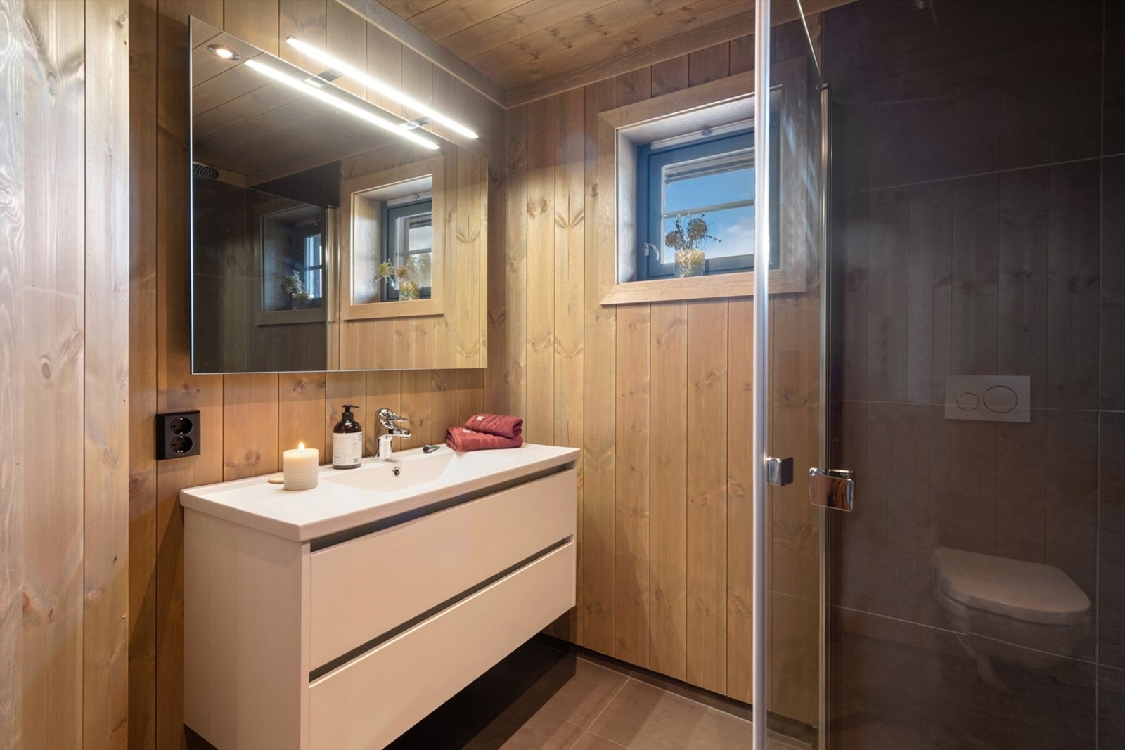 Bilde fra tilsvarende hytte levert av Sletto Bygg AS. Merk: prosjektert hytte er speilvendt i forhold til bildene. Bildene viser tenkt standard og stil. Galleribilde