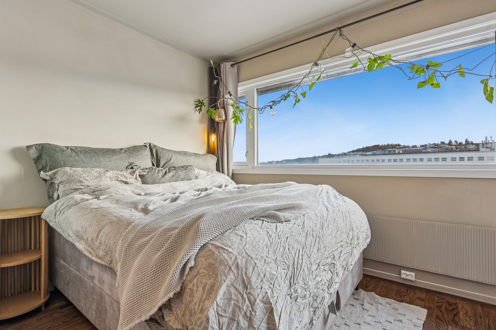 Boligen varmes opp via radiatorer plassert på stue og sovealkove. Galleribilde