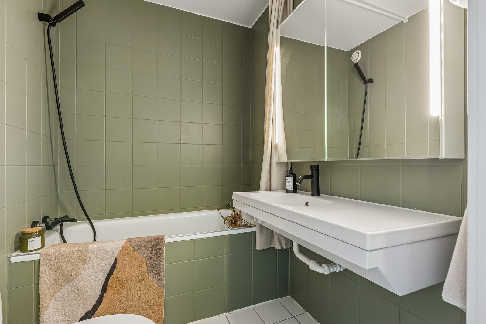 Pent flislagt bad på 3,1m² med alt en trenger. Galleribilde